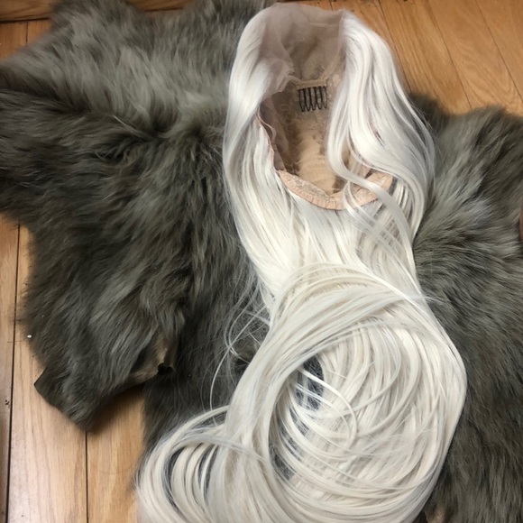 - - ?24” WHITE BLONDE STRAIGHT LACE FRONT WIG?